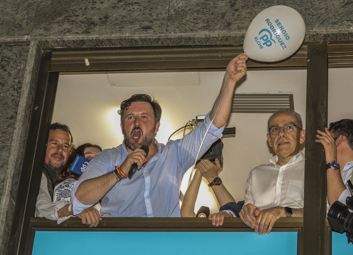 Pablo Ruz saluda desde la sede del PP en Elche en la noche electoral