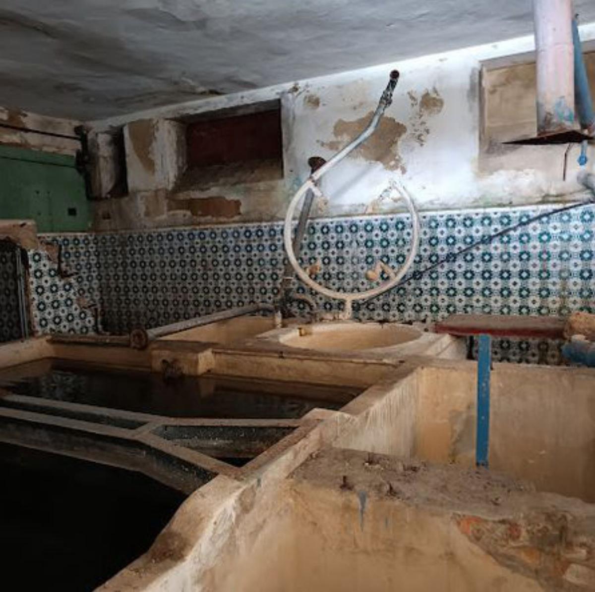 Una gran limpieza, primer paso del plan para recuperar la piscina de la Laboral