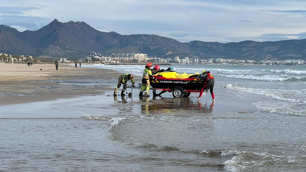 Los bomberos de Castelló, poco antes de internarse en el mar con la moto de agua.