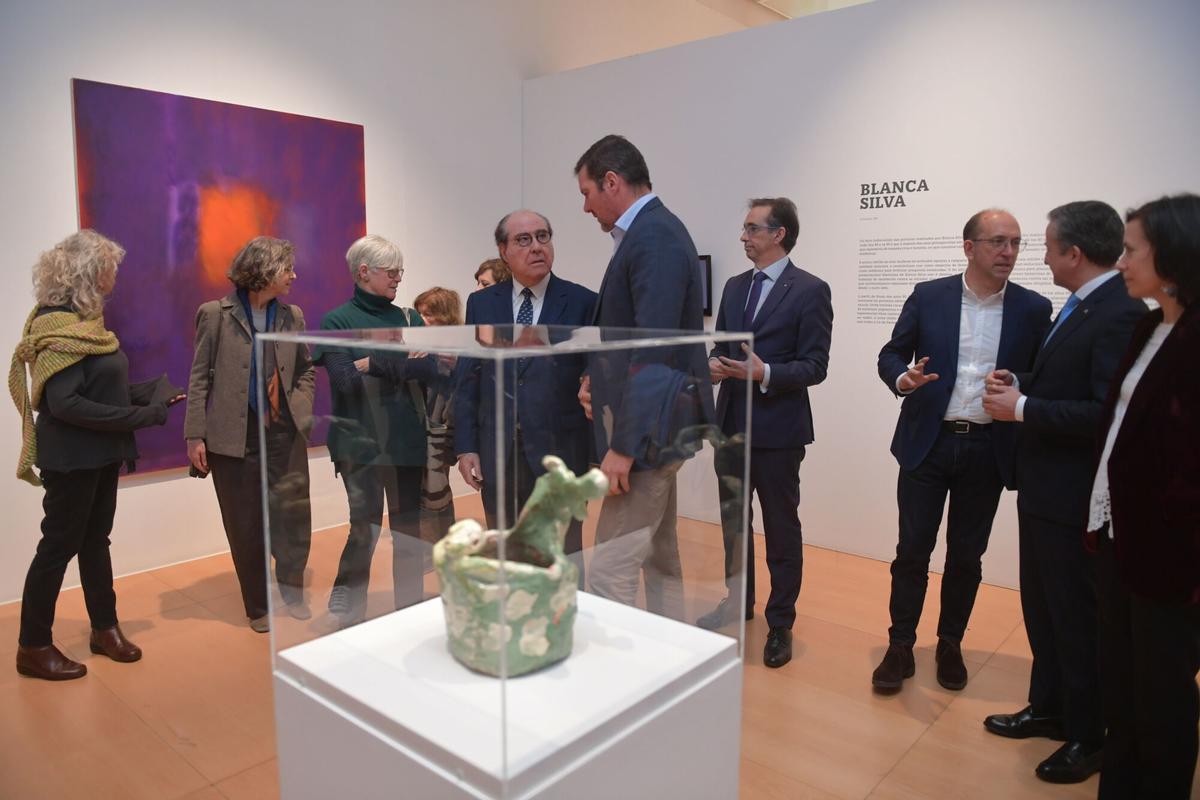 La muestra reivindica la obra gallega contemporánea de seis mujeres artistas nacidas en los 50: Ana García Pan, Emilia Guimeráns, Anne Heyvaert, Tusi Sandoval, Blanca Silva y Laura Terré.