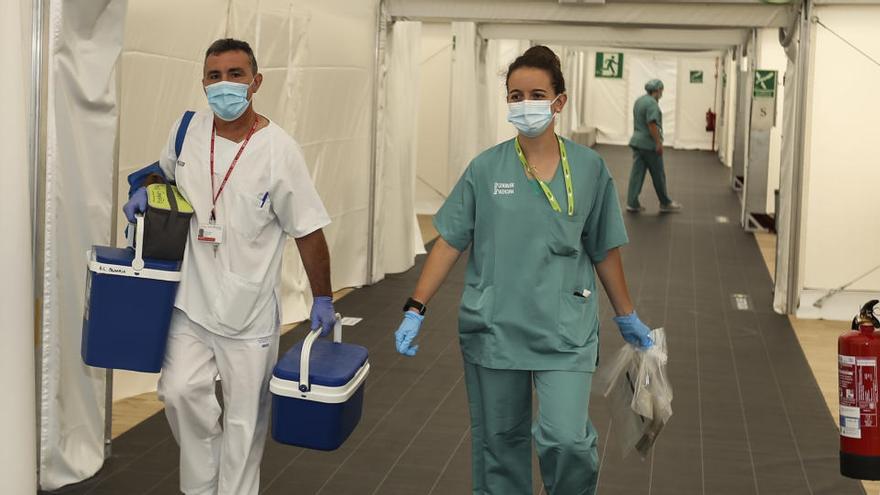 Pruebas PCR en el hospital de campaña situado junto al General de Alicante.