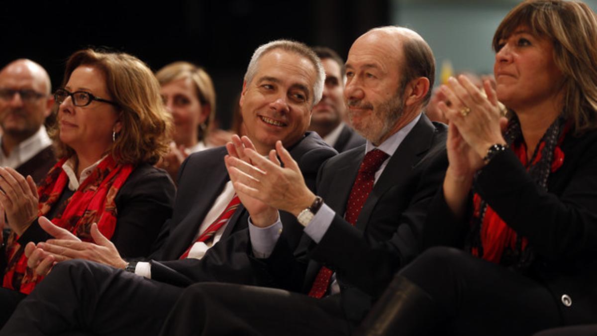 Pere Navarro y Alfredo Pérez Rubalcaba, en el mitin final de campaña del PSC, el pasado noviembre.