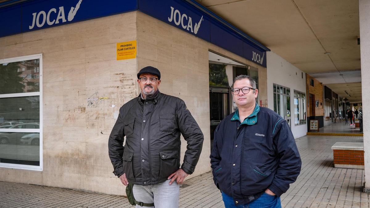 Miguel Carrasco y José Antonio Rodríguez, delante de las oficinas de Joca en Sinforiano Madroñero.