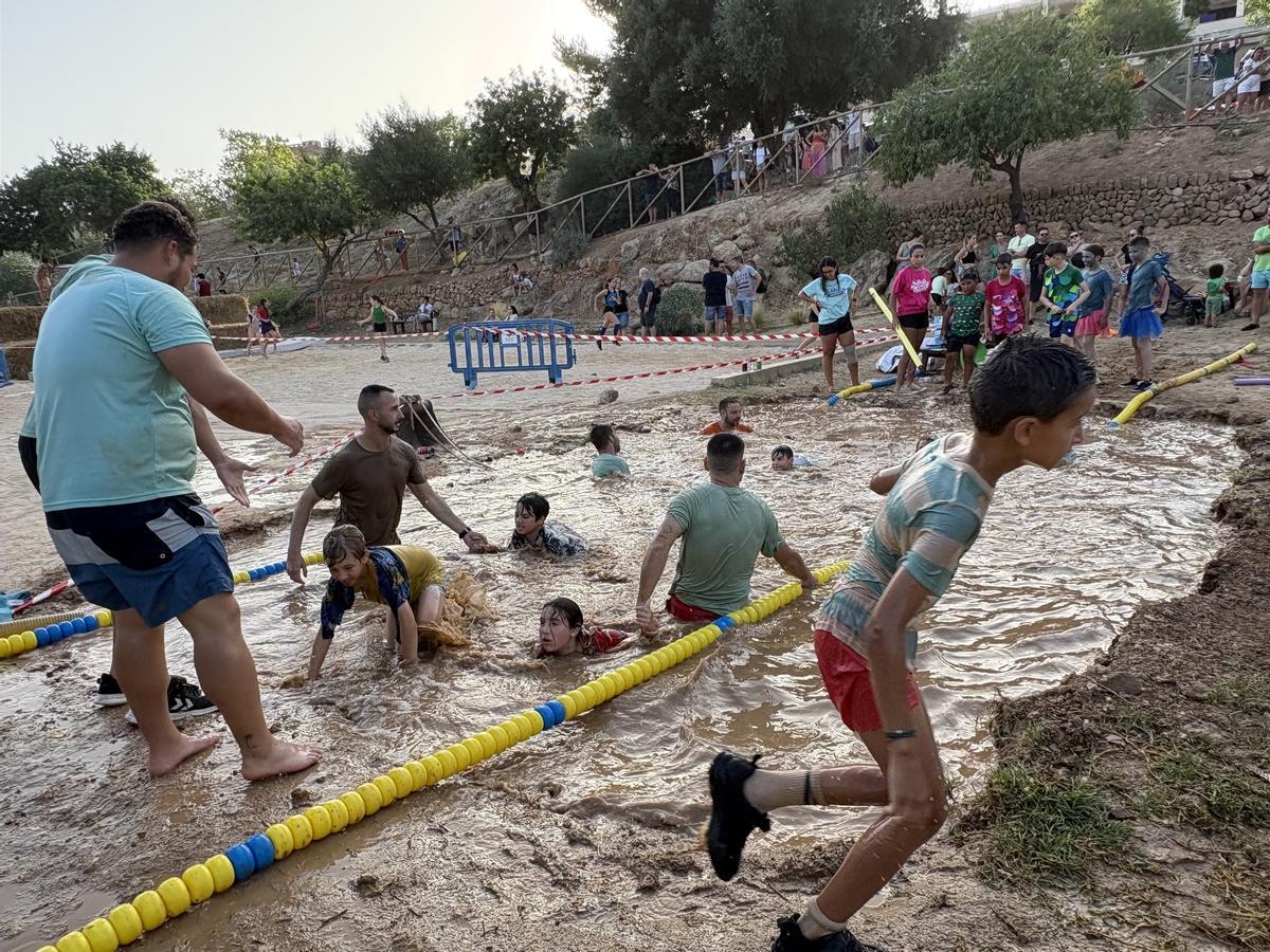 La Brutatló Kids reúne a 240 jóvenes en una tarde de deporte, barro y diversión en Andratx