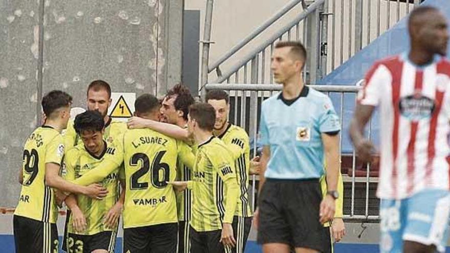 Los jugadores del Zaragoza celebran uno de sus goles de ayer en Lugo.