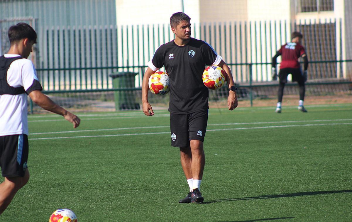 Carles Salvador, en un entrenamiento en Gaetà Huguet.