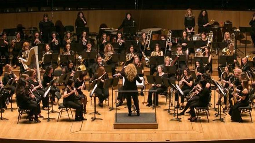 Mercedes Femenía con la banda.