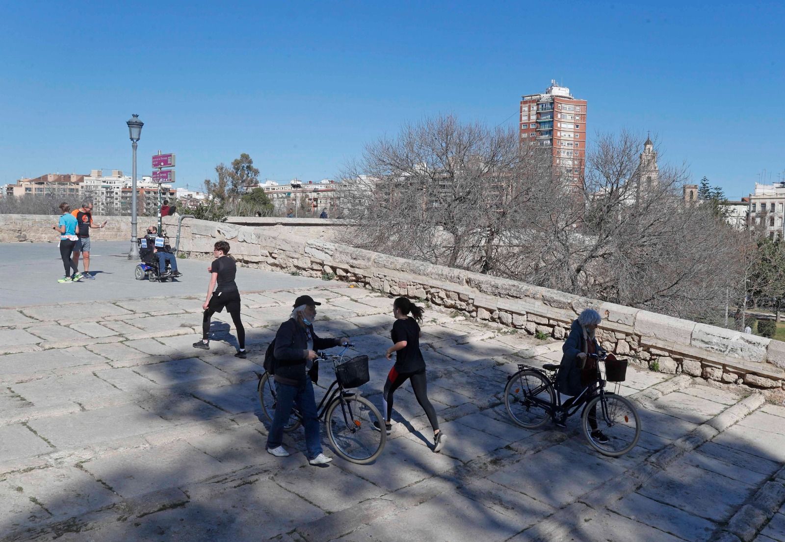 València disfruta al sol del penúltimo domingo de febrero