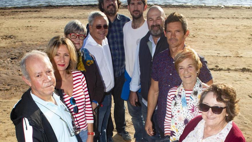 En la imagen aparecen Javier Avilés, Ramón Pagán, Mª Luisa Mestre, Jorge Enríquez, Isabel Rubio, Óscar Alcázar, Begoña Hidalgo, Carlos Pérez, Eduardo Salazar y Celia Martínez, de la coordinadora de la plataforma.