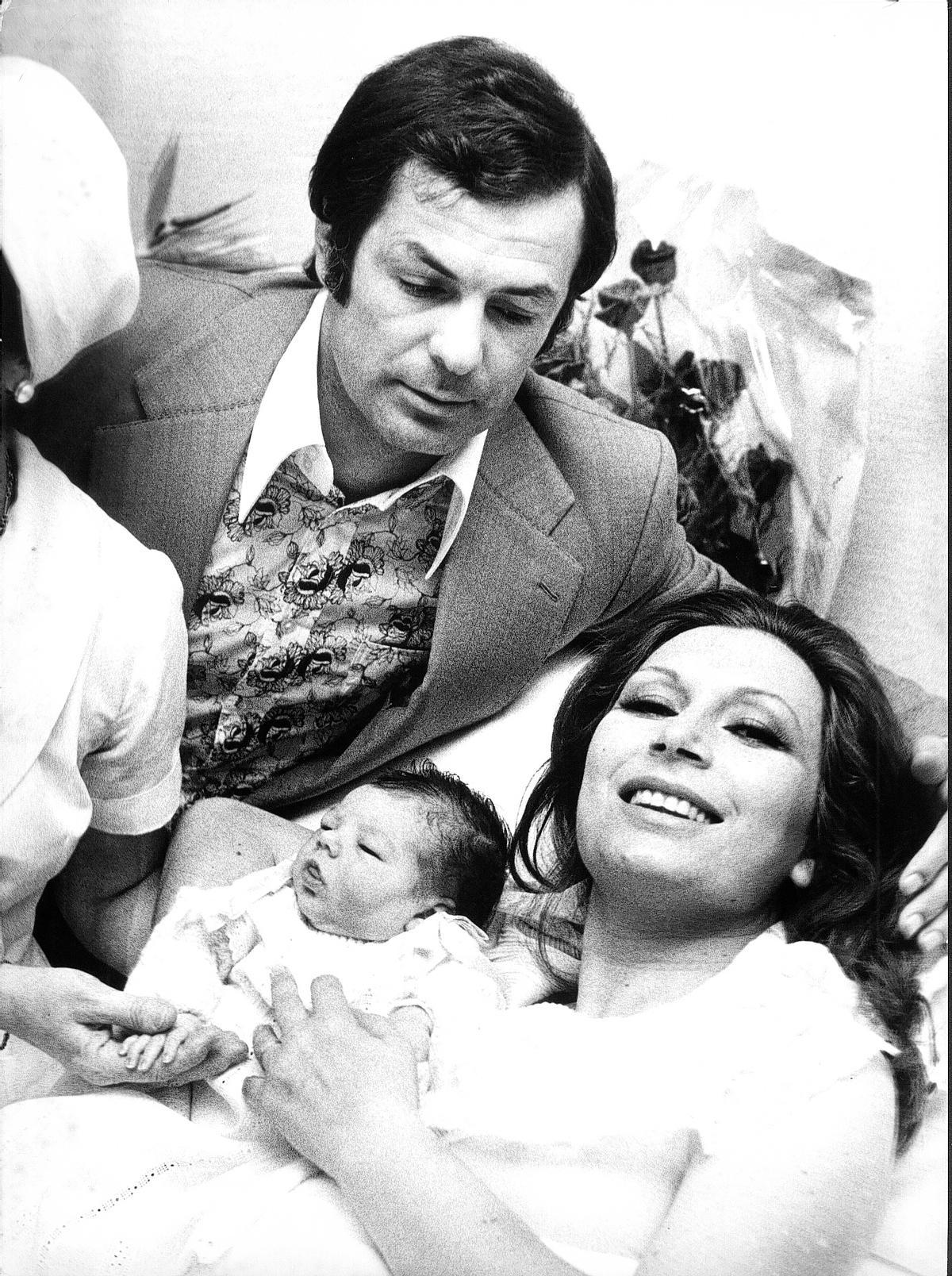 Pedro Carrasco y Rocío Jurado, junto a su hija recién nacida.