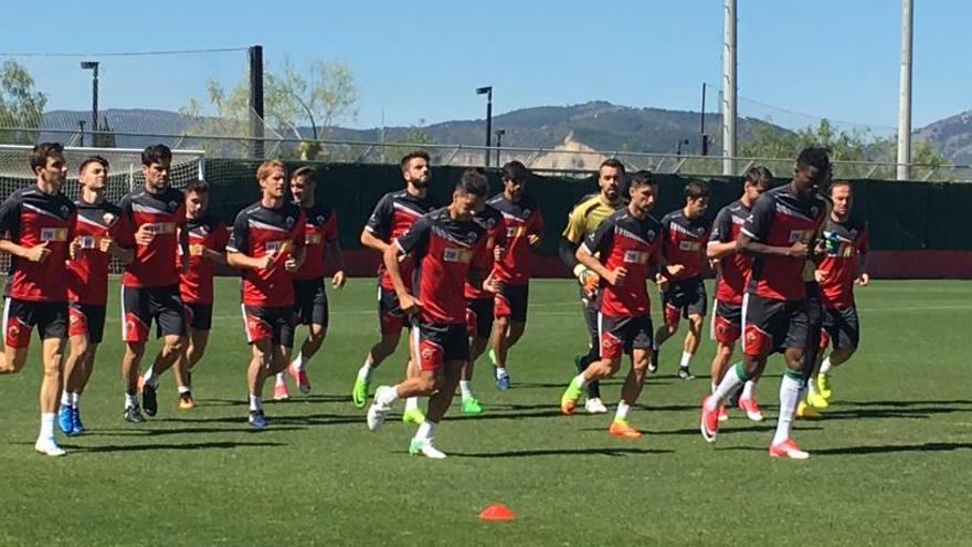 Los jugadores del Elche, esta mañana, entrenando en Mallorca