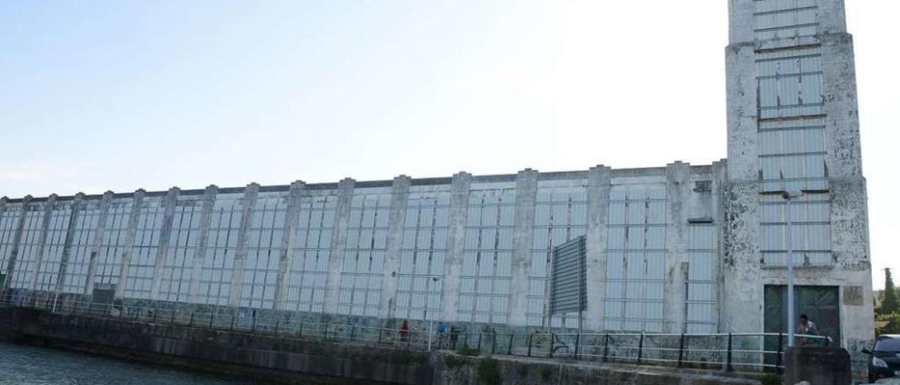 Parte de la torre de la fábrica de la conservera que la Autoridad Portuaria iba a ceder al Concello de Cangas. // G.N.