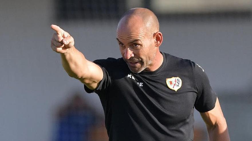 Paco Jémez da una indicación durante un entrenamiento.