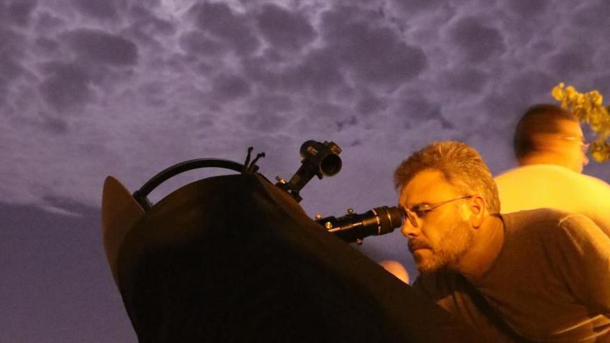 Un aficionado contempla el cielo con un telescopio.