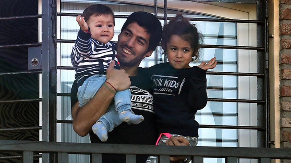 Luis Suárez, acompanyat dels seus fills, saluda els aficionats uruguaians apostats davant de casa seva a prop de Montevideo. Luis Suárez, acompanyat dels seus fills, saluda els aficionats uruguaians apostats davant de casa seva a prop de Montevideo.