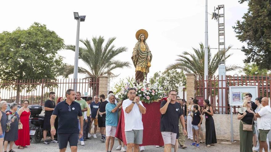 Los vecinos de La Galia honran a su patrona Santa Marta con decenas de ramos de flores y vítores durante la romería