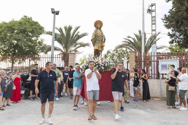 Los vecinos de La Galia honran a su patrona Santa Marta con decenas de ramos de flores y vítores durante la romería