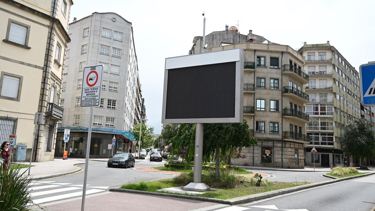Pantalla de la red control de bajas emisiones ubicada en el puente de A Barca, una de las 4 que funcionarán en la ciudad.