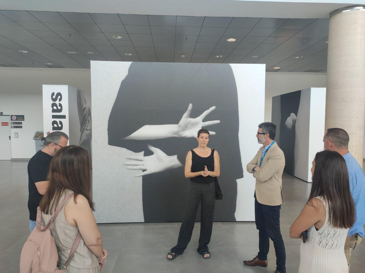 Roussel durante la inauguración de la exposición 'Autorretratos' en el Aeropuerto de Castellón.