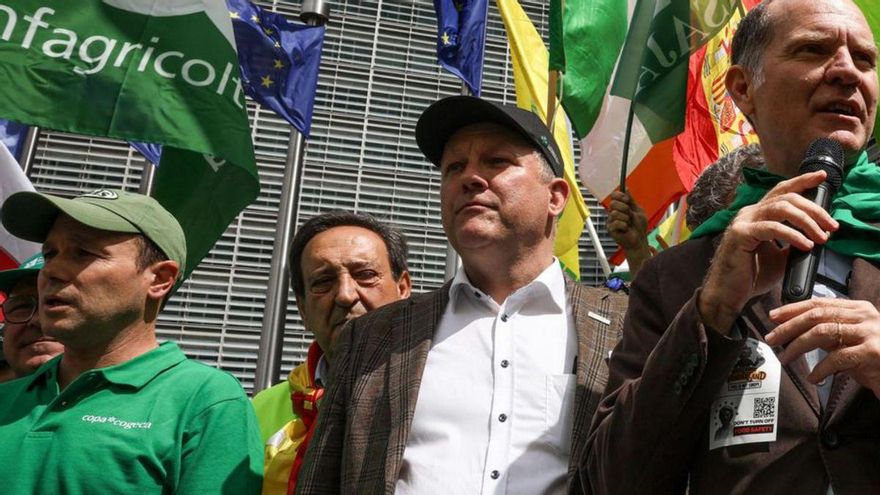 Marcha de agricultores desde el Parlamento Europeo hasta la Comisión. | EFE
