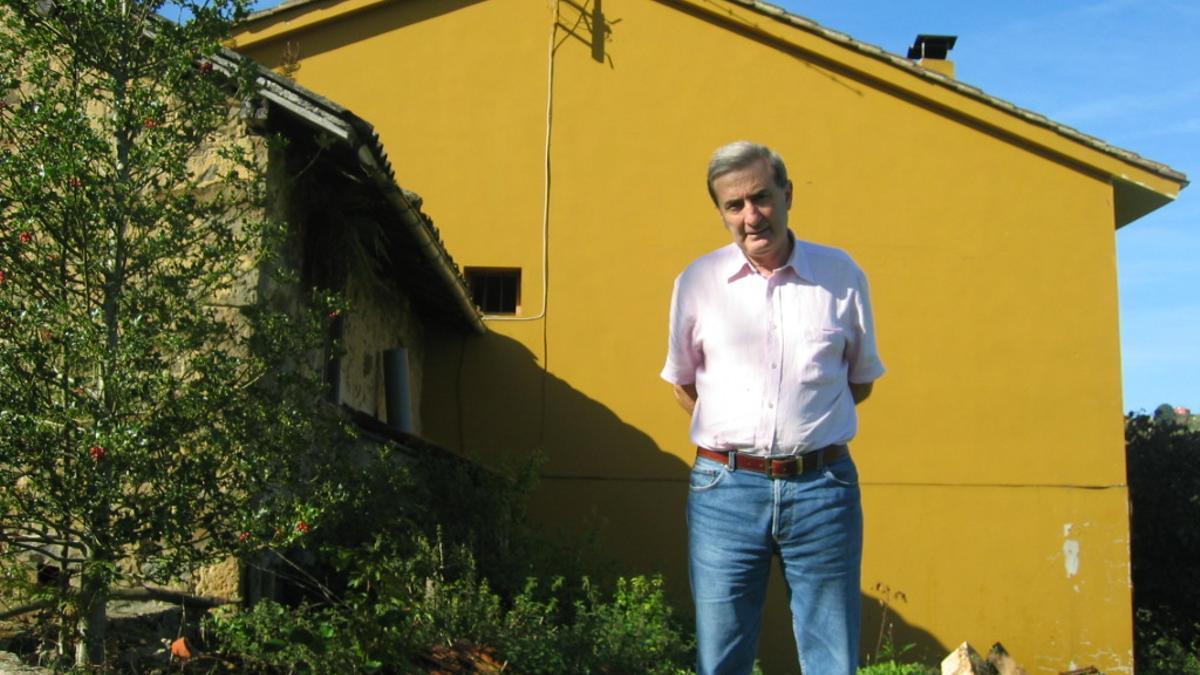 Javier Villanueva, ante su casa de Lieres, en una imagen de archivo