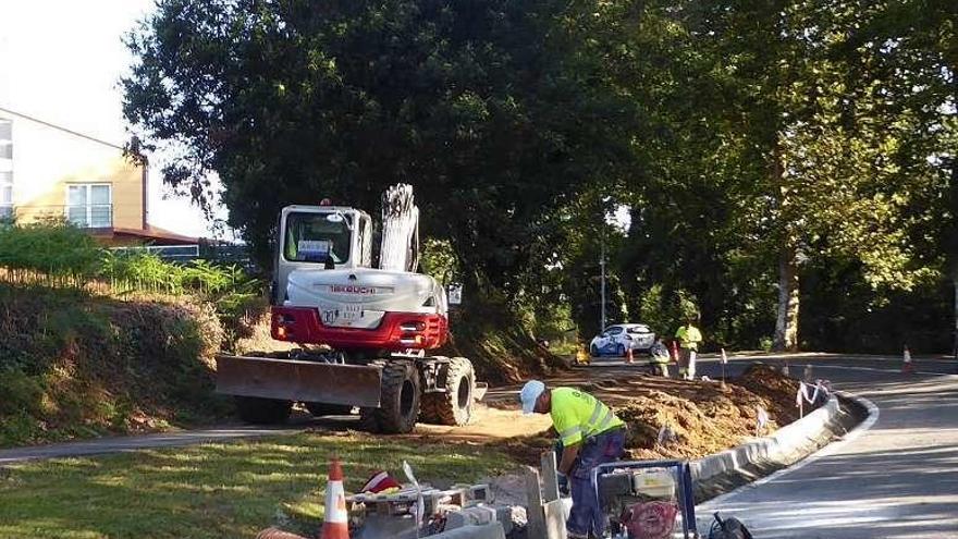 Obras de construcción del carril bici de Mera a Oleiros, en septiembre.