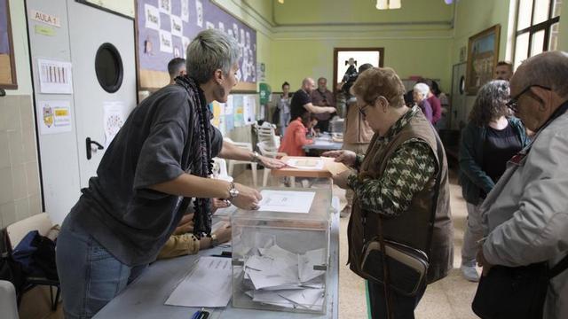 Votaciones en el colegio Cervantes de La Costera.