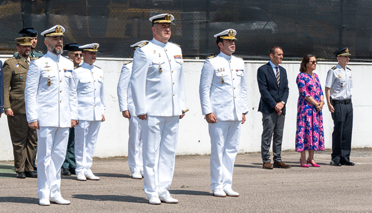 EL CAPITAN DE CORBETA PABLO REDONDO ENTREGA EL MANDO DE LA COMANDANCIA NAVAL DEL MIÑO A SU SUCESOR, EL TAMBIEN CAPITAN DE CORBETA ANDRES DIAZ-RIPOLL MARZOL. RELEVO