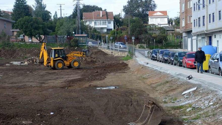 Los trabajos de preparación del terreno para el parking público de O Piñeiriño. // Noé Parga