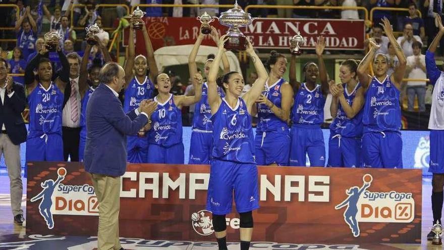 Silvia Domínguez levanta el trofeo alcanzado en su pabellón de Wurzburg.