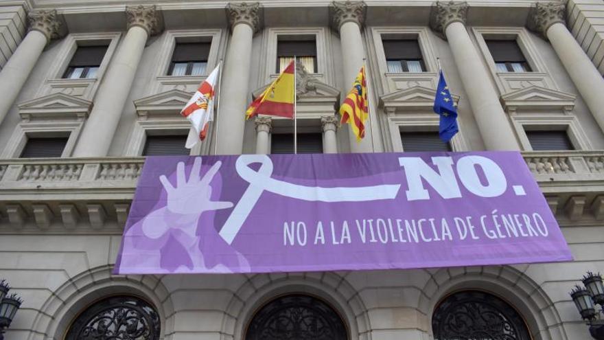 Un cartel contra la violencia de género, en la fachada de la Diputación Provincial de Zaragoza.