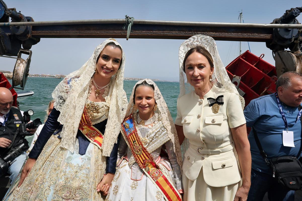 Carmen y Marta acompañan la procesión marinera del Carmen Carmen y Marta acompañan la procesión marinera del Carmen