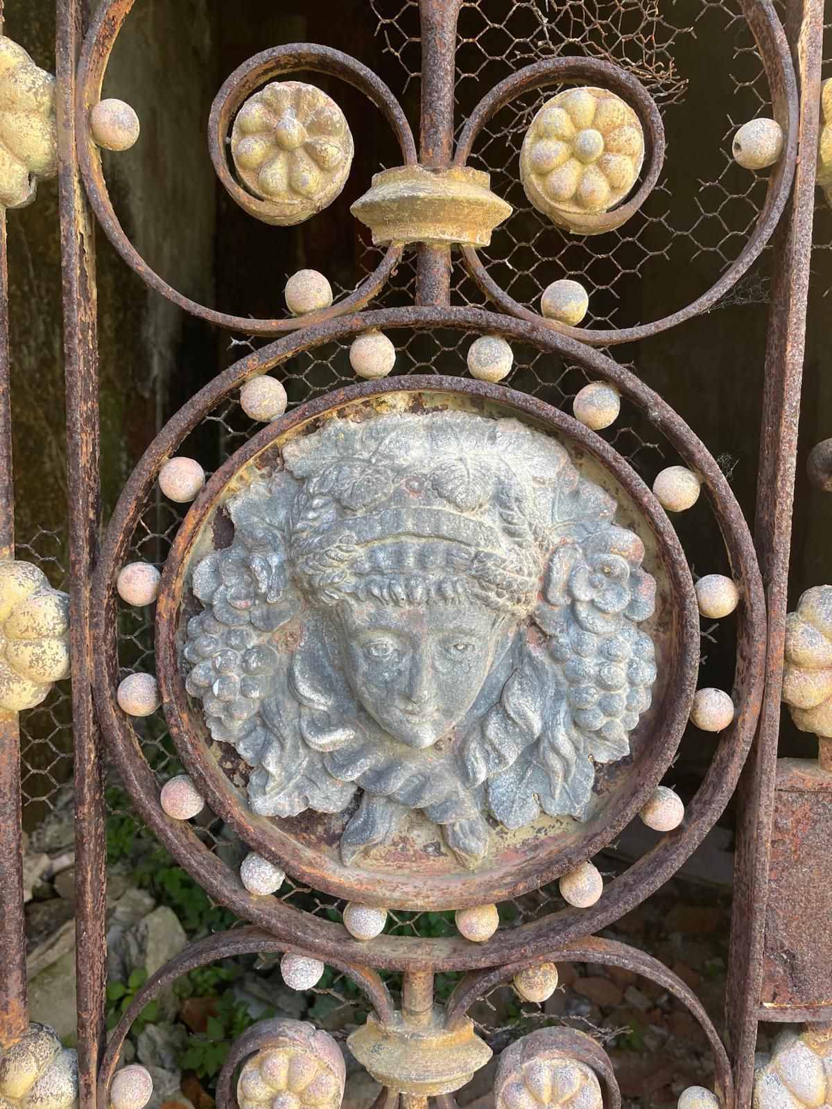 Detalle de la verja de acceso a la capilla con cabeza de gorgona.