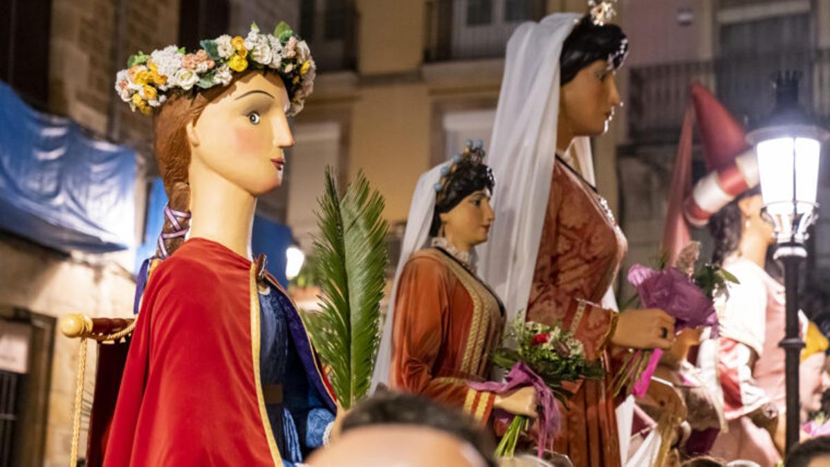 Paseo de les gigantas 'Laies' con motivo de las Fiestas de Santa Eulàlia 2020