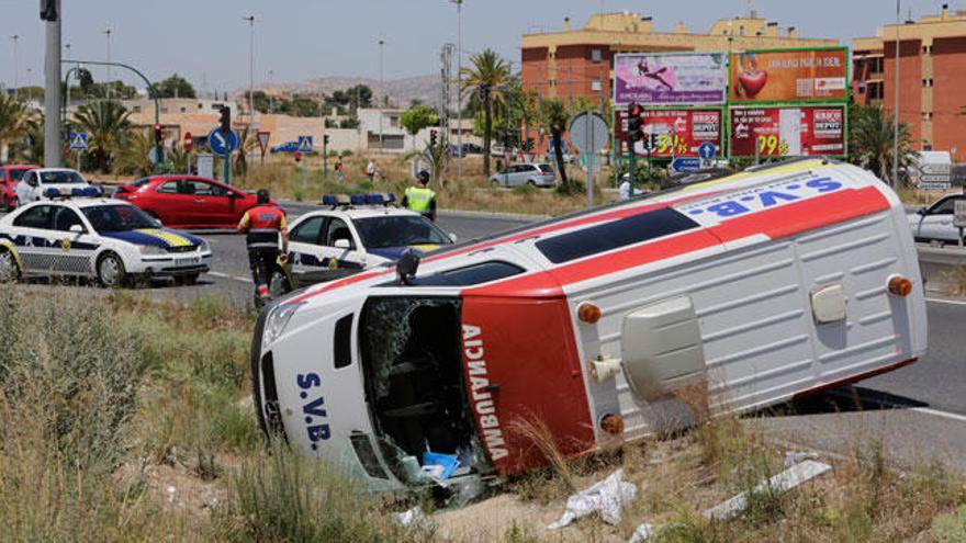 La ambulancia volcada tras el choque