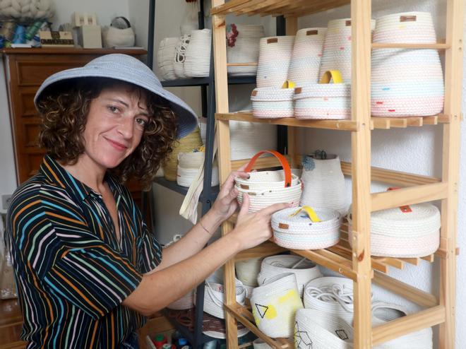 Sonia en su taller de Santiago con algunas de las muchas piezas que elabora.