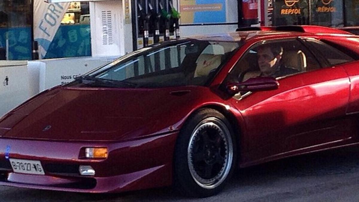 Jordi Pujol Ferrusola, a bordo de su Lamborghini Miura, en una estació de servicio de Puigcerdà este domingo.