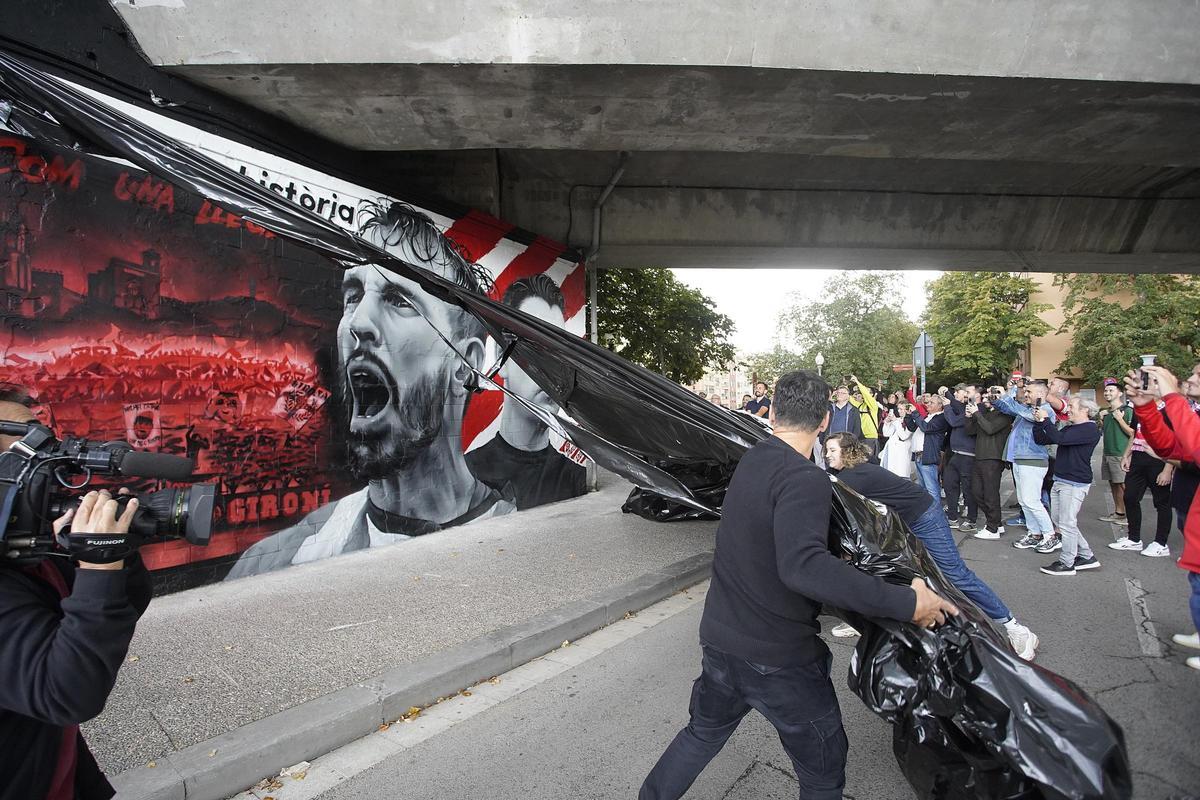 Stuani i Míchel destapen el mural que l'artista Miguel Martínez ha pintat a Girona Stuani i Míchel destapen el mural que l'artista Miguel Martínez ha pintat a Girona