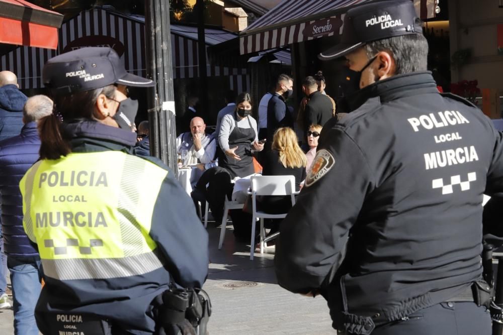 Algunos murcianos no perdonan su visita a la Plaza de las Flores para despedir el año