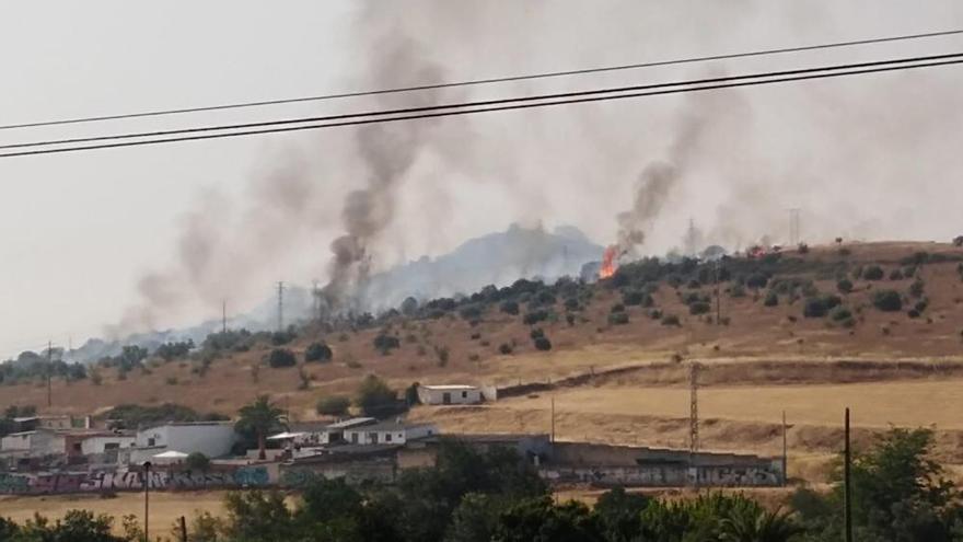 Controlado un incendio en la Montaña de Cáceres