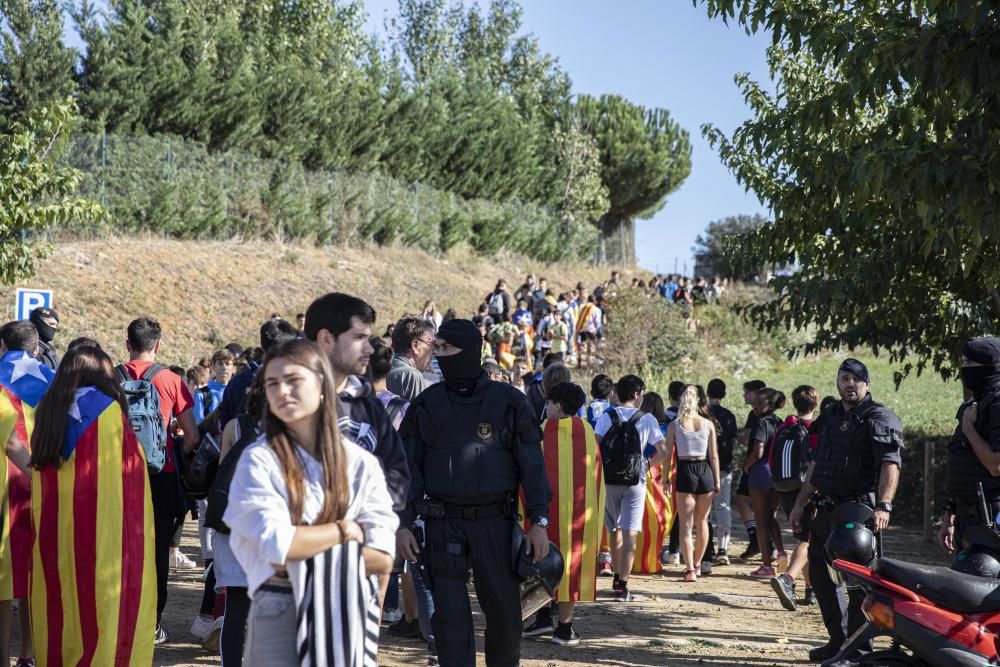 Els Mossos carreguen per dispersar les persones que tallaven la C-65 a Cassà