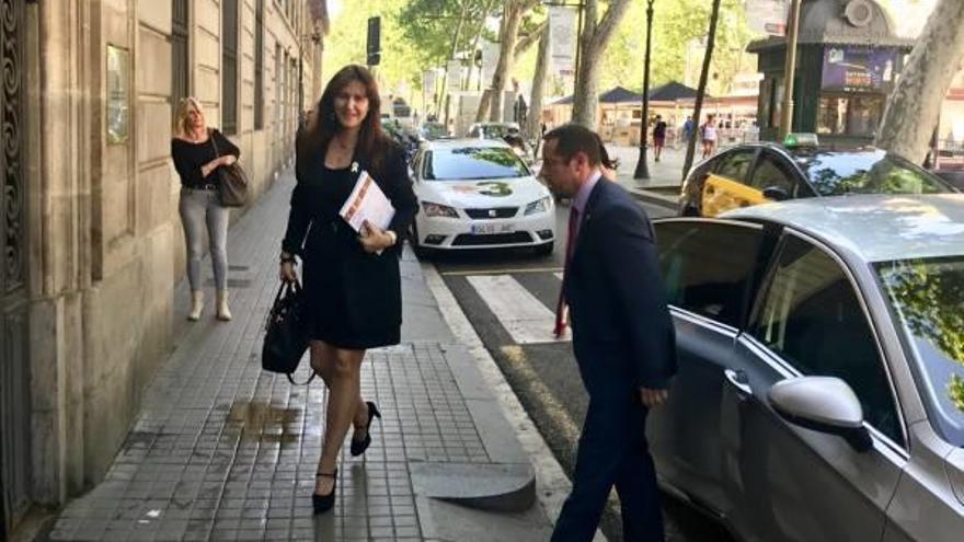 Laura Borràs arribant al departament de Cultura