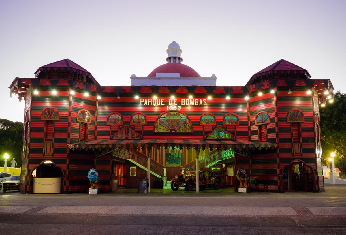 El Parque de Bombas de Ponce, situado en Puerto Rico, es una de las estaciones de bomberos más antiguas de la isla y un ícono histórico. Su peculiaridad radica en su llamativa arquitectura de estilo gótico victoriano con influencias árabes, pintada con franjas rojas y negras.