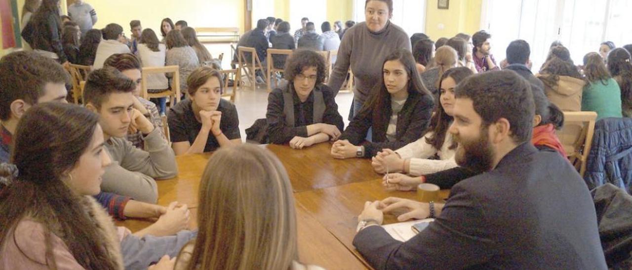 Imagen de las charlas de antiguos alumnos con estudiantes de Jesuitinas.
