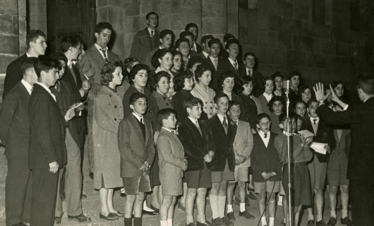 El coro del instituto interpretando un motete en una procesión en 1958. | MUSEO DE PONTEVEDRA / GRAÑA