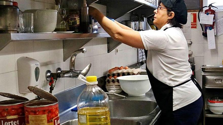 Fotografia d&#039;arxiu d&#039;una treballadora de l&#039;escola Dovella, a Barcelona, preparant el dinar