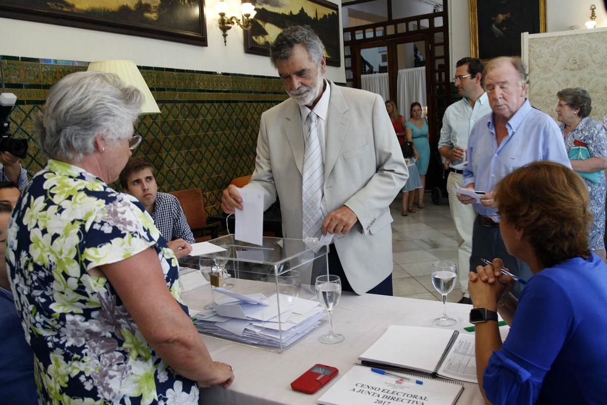 Fotogalería / Jornada de elecciones en el Círculo de la Amistad