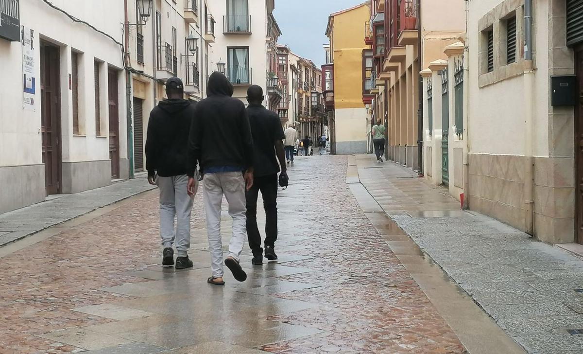 Varios subsaharianos transitan por el casco antiguo de Zamora. | J. N.