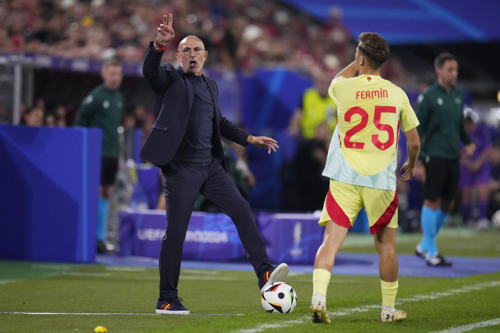 Spain's head coach Luis de la Fuente gestures during a Group B match between Albania and Spain at the Euro 2024 soccer tournament in Dusseldorf, Germany, Monday, June 24, 2024. (AP Photo/Manu Fernandez) / EDITORIAL USE ONLY / ONLY ITALY AND SPAIN