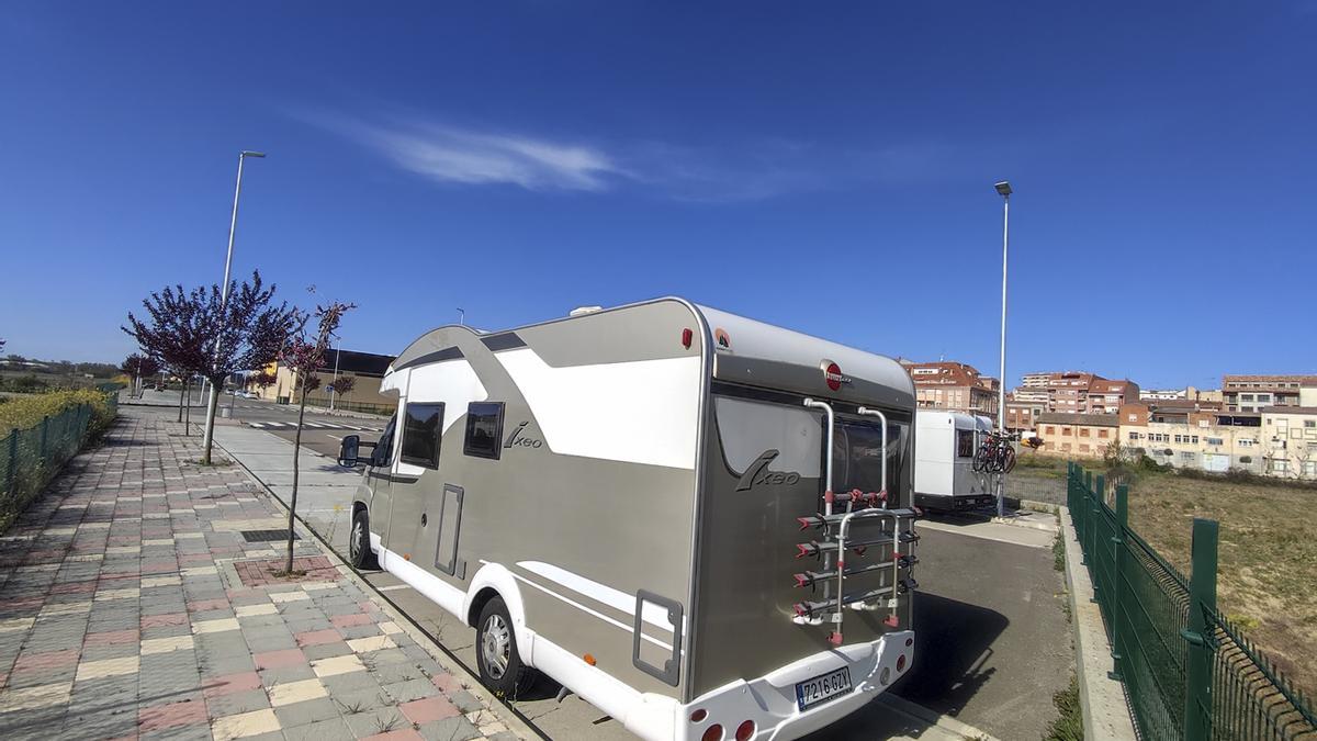 Una autocaravana estacionada en la zona que será adecuada en un primera fase como área de servicio y parking para estos vehículos.